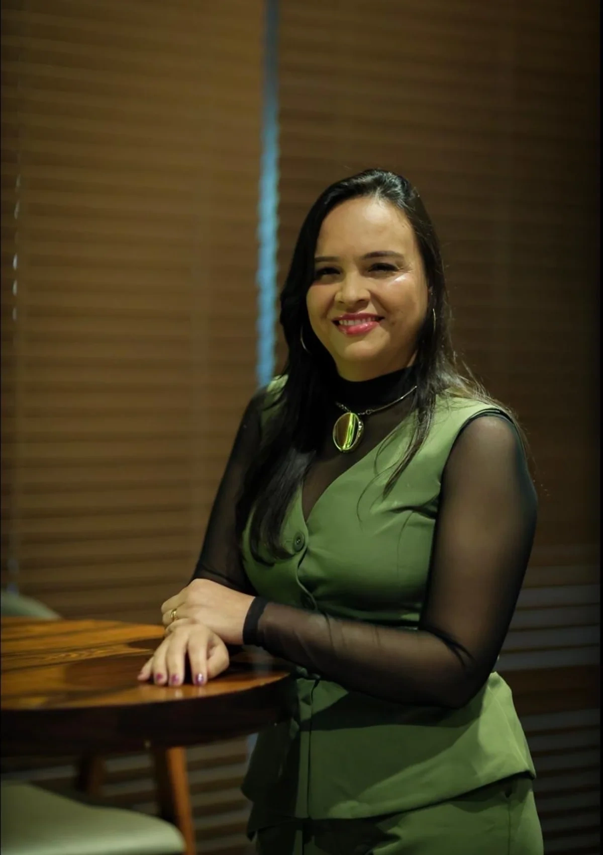 Retrato real de Aline Capobiango em seu ambiente de trabalho