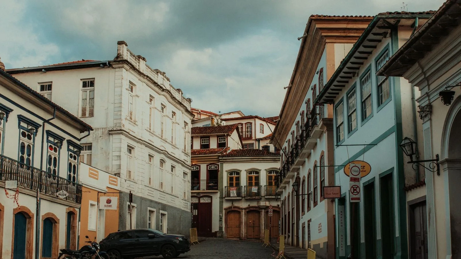 Rua de casario antigo em estilo colonial brasileiro