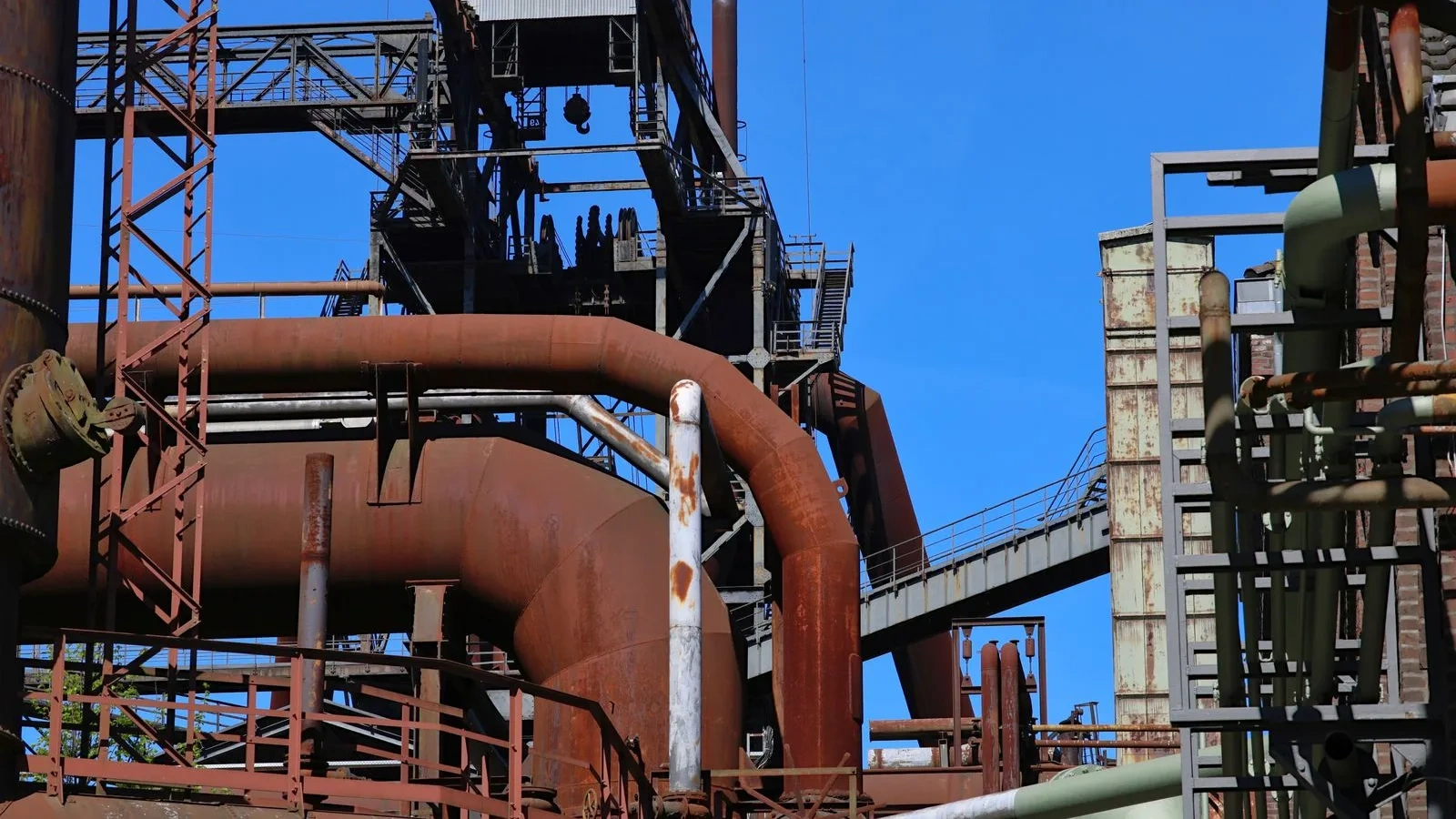 Estrutura industrial siderúrgica com tubulações e passarelas de aço